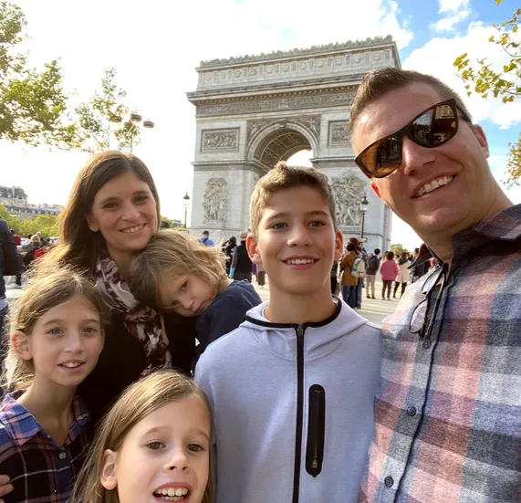 Famiy in front of Arc de Triumph