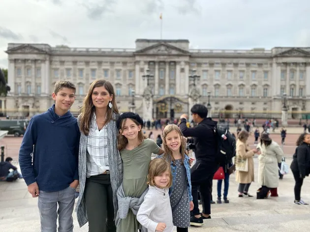 Mom with kids in front of Buckingham Palace