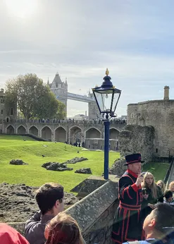 Beefeater giving tour with London Bridge in Background